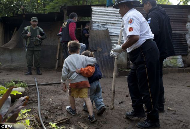 ฉากที่น่าเศร้า: คาร์ลอแดเนียลปลอบน้องสาวสี่ปีเก่าของเขา Izabel ขณะที่พวกเขาแสดงตำรวจท้องที่ที่มือปืนฆ่าพ่อแม่ของพวกเขา