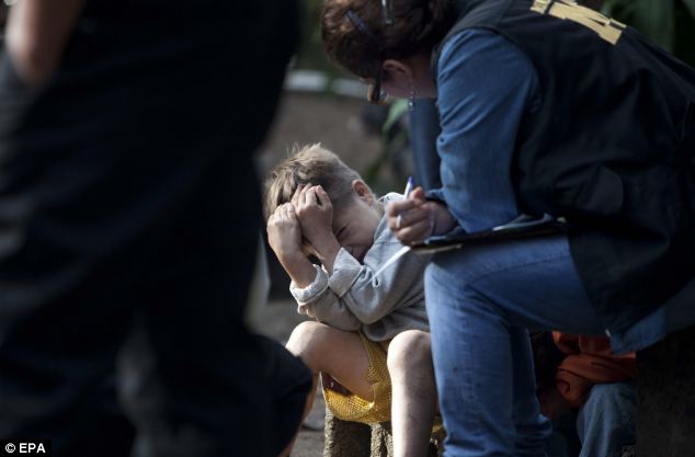 มีความสุขอย่างเห็นได้ชัดคาร์ลอแดเนียลกอนซาเลสัมภาษณ์โดยเจ้าหน้าที่ท้องถิ่นเกี่ยวกับมือปืนที่ฆ่าพ่อแม่และญาติอื่น ๆ ของเขาในเขตเทศบาลเมืองของ Villa Canales