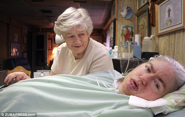 เสมอโดยด้านข้างของเธอ