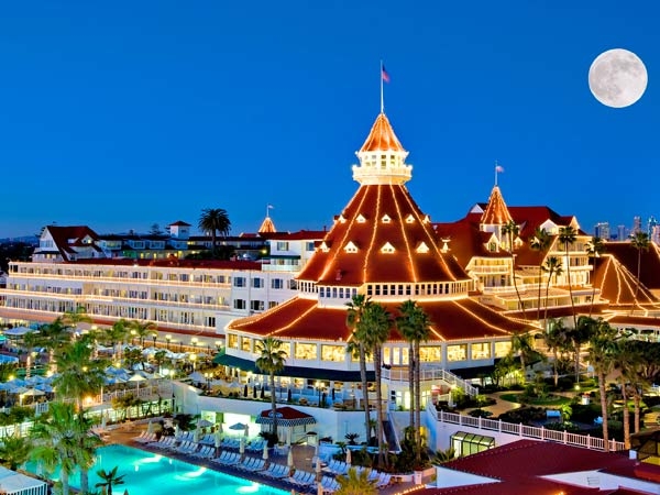 3hotel_del_coronado_night