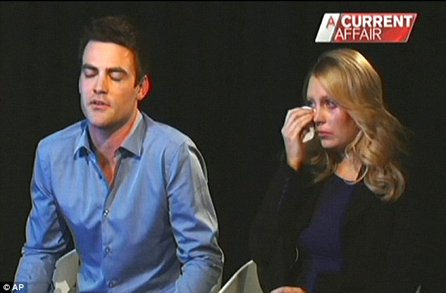 อกหัก: คู่ยังให้สัมภาษณ์กับเทรซี่กริมชอว์ที่ช่อง 9 ของเหตุการณ์ปัจจุบันและ Miss Greig เช็ดน้ำตาขณะที่เธอพูดเกี่ยวกับผลกระทบจากการเรียกหลอกลวง