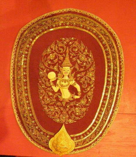 ทำไมพระต้องถือตาลปัตร ?