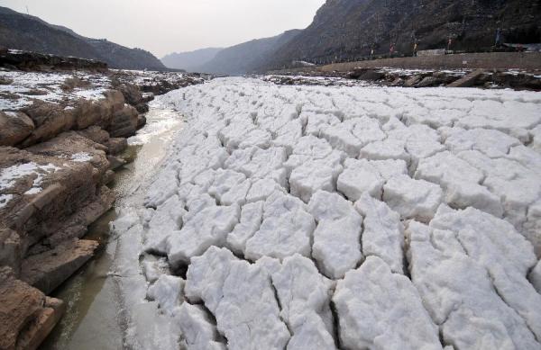 ตะลึง เเม่น้ำเหลือง ในประเทศจีน หนาวจัด จับตัวเป็นก้อนน้ำเเข็ง