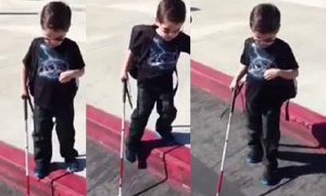 &ldquo;สี่ขวบน้อยตาบอด&ldquo;ไม่ท้อชีวิต ลองใช้ไม้เท้าเป็นครั้งแรก