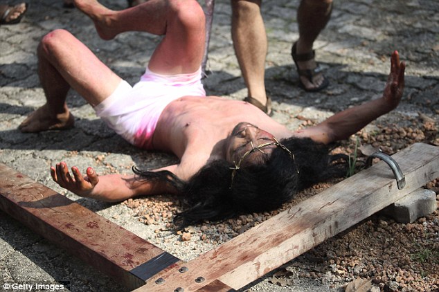 คาทอลิกทำขึ้นประมาณร้อยละ 3 ของประชากรของประเทศมุสลิมส่วนใหญ่ของประเทศอินโดนีเซีย