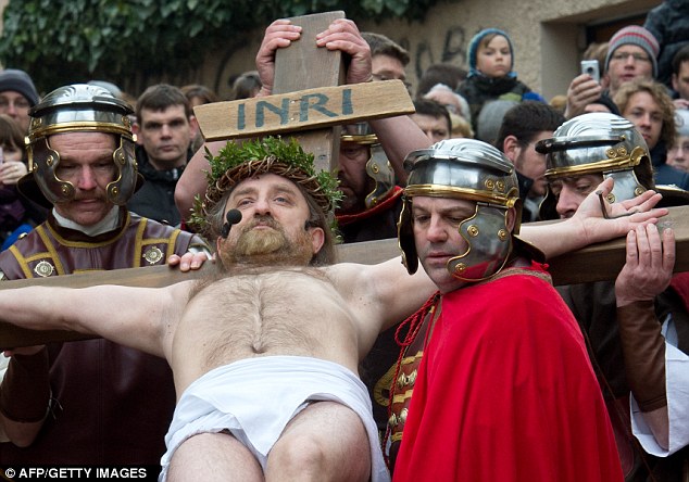 เยอรมนี: นักแสดงภาพพระเยซูจะดำเนินการบนไม้กางเขนโดยกลุ่มของชาวโรมันในแฟเยอรมนี Central