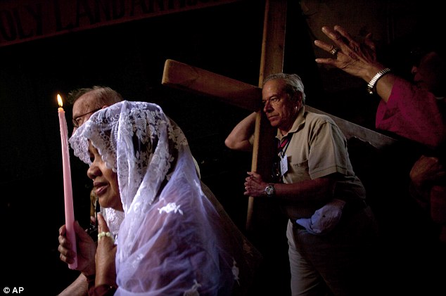 นมัสการคริสเตียนแบกกางเขนไปโบสถ์ศักดิ์สิทธิ์ฮวงซุ้ย, ประเพณีความเชื่อโดยมากจะเป็นเว็บไซต์ของการตรึงกางเขนของพระเยซูคริสต์ในช่วงวันศุกร์ดีขบวนในเมืองเก่าของกรุงเยรูซาเล็ม