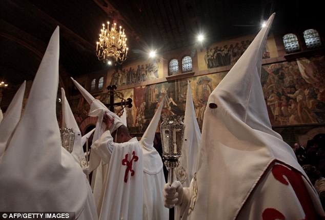 Penitents ของพี่น้อง 'Nuestra Senora del Rosario' เตรียมเครื่องแต่งกายของพวกเขาก่อนที่จะมีส่วนร่วมในขบวน Tenerife