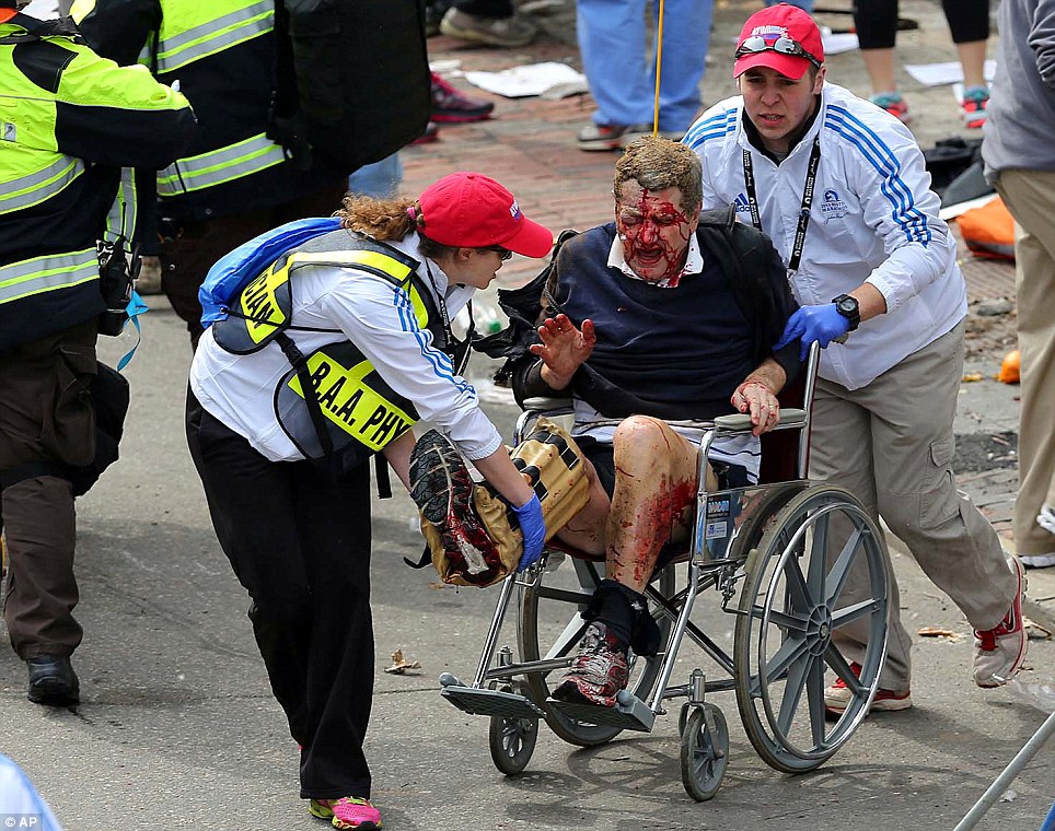ได้รับบาดเจ็บที่น่ากลัว: แรงงานแพทย์ช่วยคนบาดเจ็บที่บอสตันมาราธอน 2013 ที่กรีดร้องออกมาด้วยความเจ็บปวด 