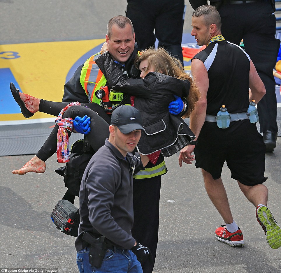 อย่างเป็นทางการกับการวิ่งมาราธอนวิ่งสาวได้รับบาดเจ็บออกจากที่เกิดเหตุระเบิดที่บอสตันมาราธอนวันนี้
