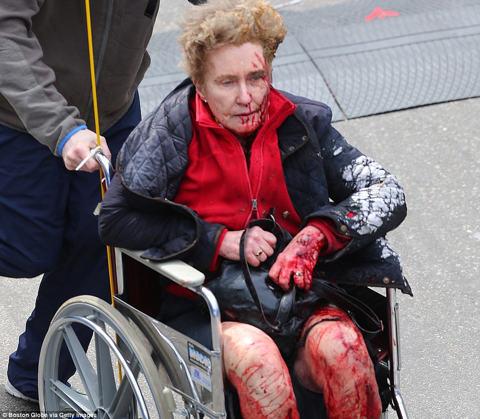 คนที่ได้รับบาดเจ็บในการระเบิดใกล้เส้นชัยของ 117th บอสตันมาราธอนจะถูกนำออกจากที่เกิดเหตุอยู่ในรถเข็น