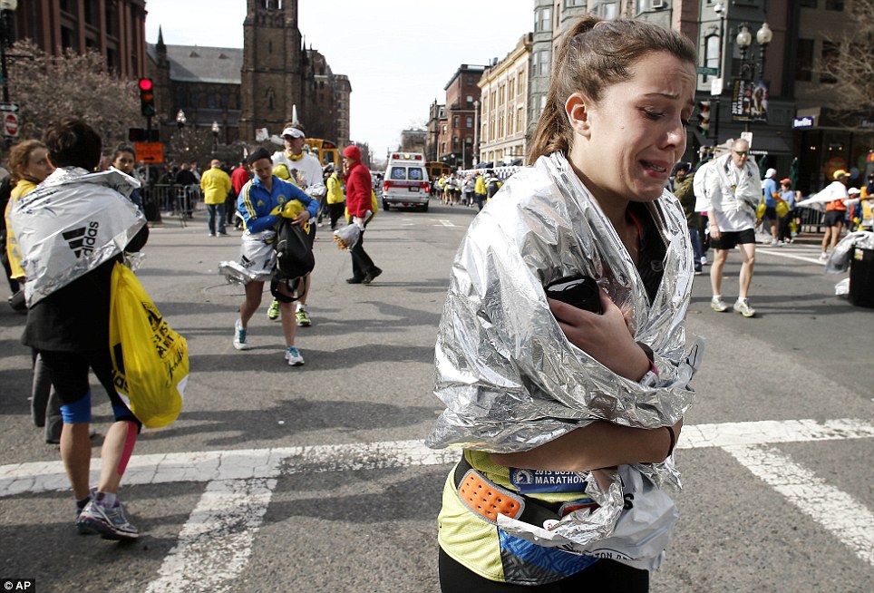 ไม่ปรากฏชื่อนักวิ่งมาราธอนบอสตันใบแน่นอนร้องไห้อยู่ใกล้ Copley Square