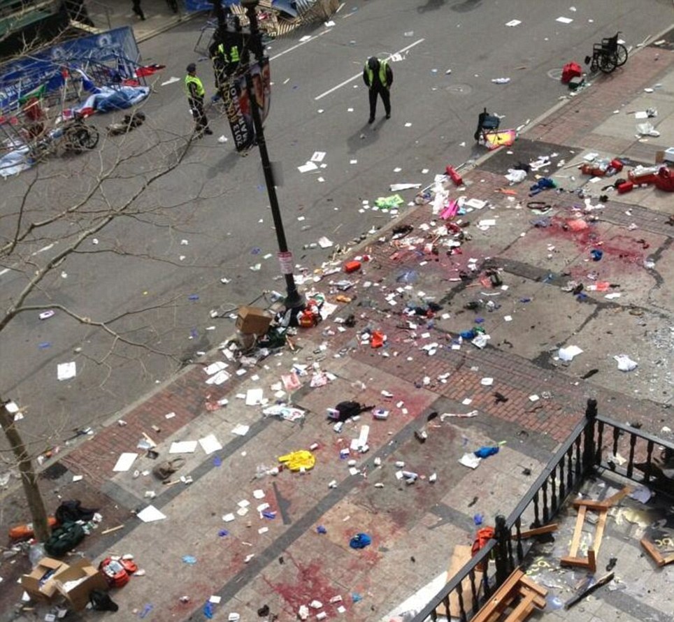 ฉากที่น่ากลัว: ควันหลงเย็นของระเบิดบอสตันมาราธอนในวันจันทร์ที่ในเมือง