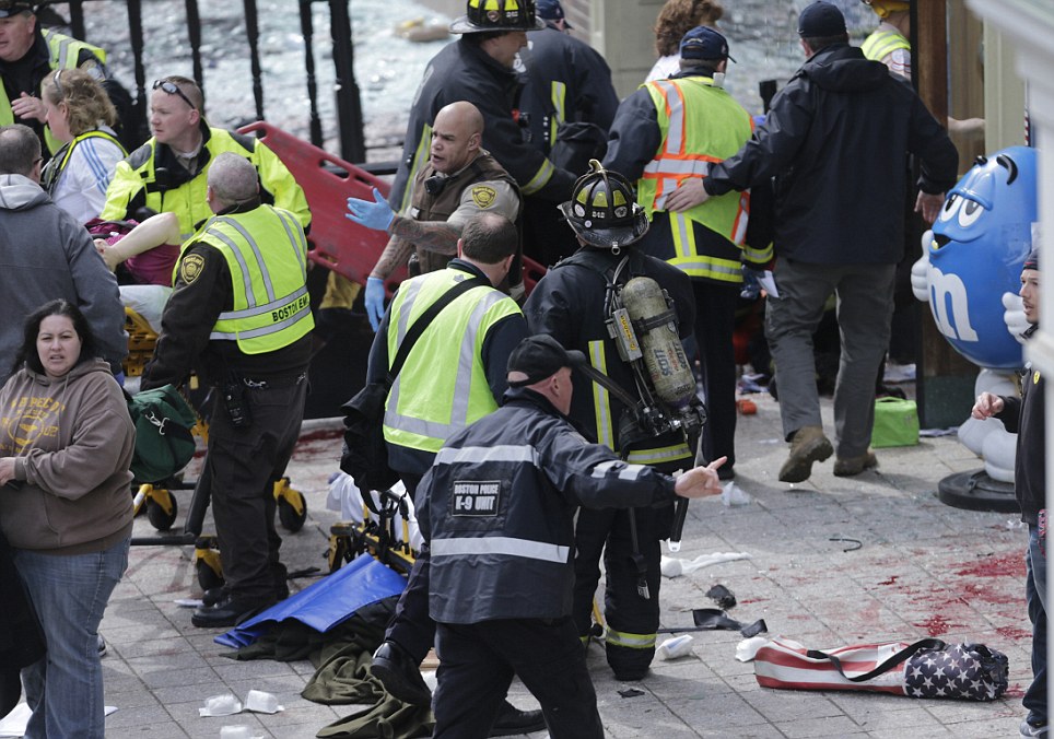 ช่วยคนงานได้รับบาดเจ็บแพทย์คนที่เส้นชัยของบอสตันมาราธอน 2013 ต่อไปนี้สองระเบิด