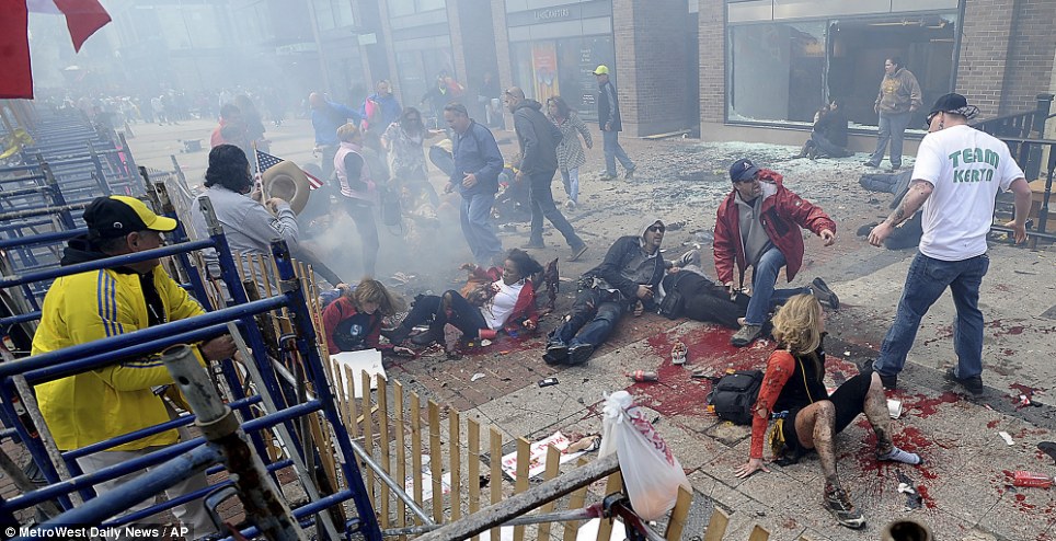 คนได้รับบาดเจ็บและนอนอยู่บนทางเท้าเศษอยู่ใกล้เส้นชัยบอสตันมาราธอนหลังจากการระเบิดในบอสตัน, จันทร์, เมษายน 15, 2013