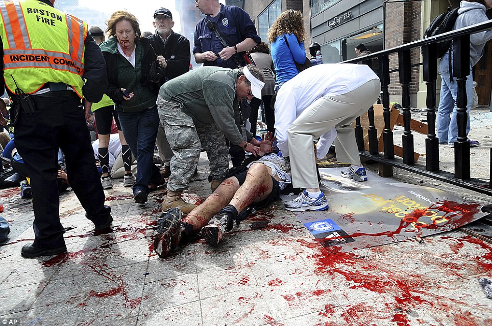 ผู้เสียหายมีช่วยบนทางเท้าอยู่ใกล้เส้นชัยบอสตันมาราธอนวันจันทร์ถัดไปของทั้งสองระเบิด 