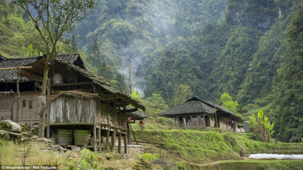  หมู่บ้านที่ด้านล่างของภูเขาสูงชันที่เด็กออกจากทุกวัน