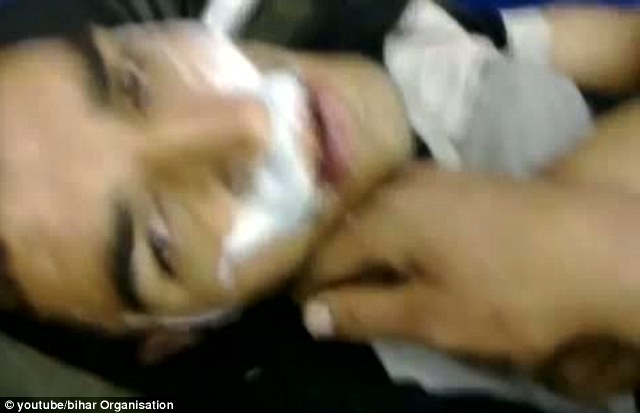 กราฟิก: วิดีโอที่ถูกโพสต์บนหน้า Facebook ของของอังกฤษผ่านการฝึกอบรมแพทย์ Niazi Habash ที่ได้รับการรักษาบางส่วนของผู้ที่ตกเป็นเหยื่ออาเลปโป