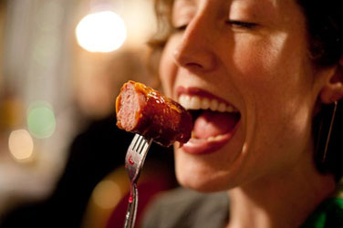 women-Eating-red-meat