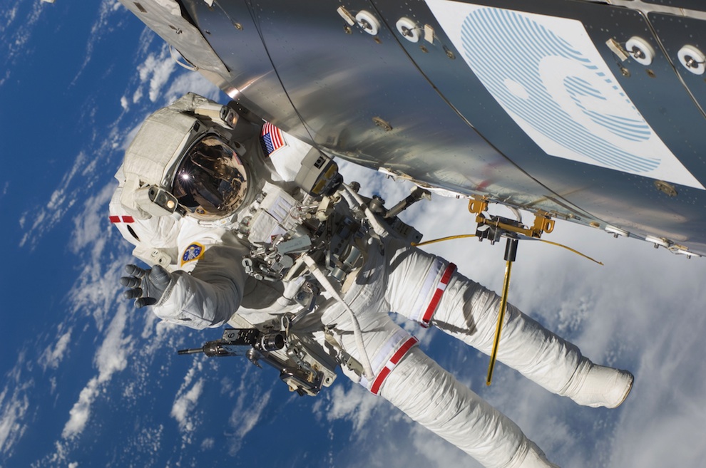 TeJMH Spacewalks   the blue sky below us [32 Pics]