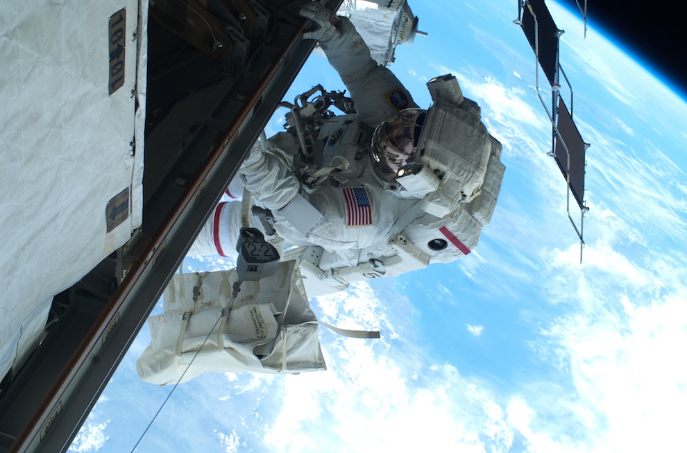 iutSb Spacewalks   the blue sky below us [32 Pics]