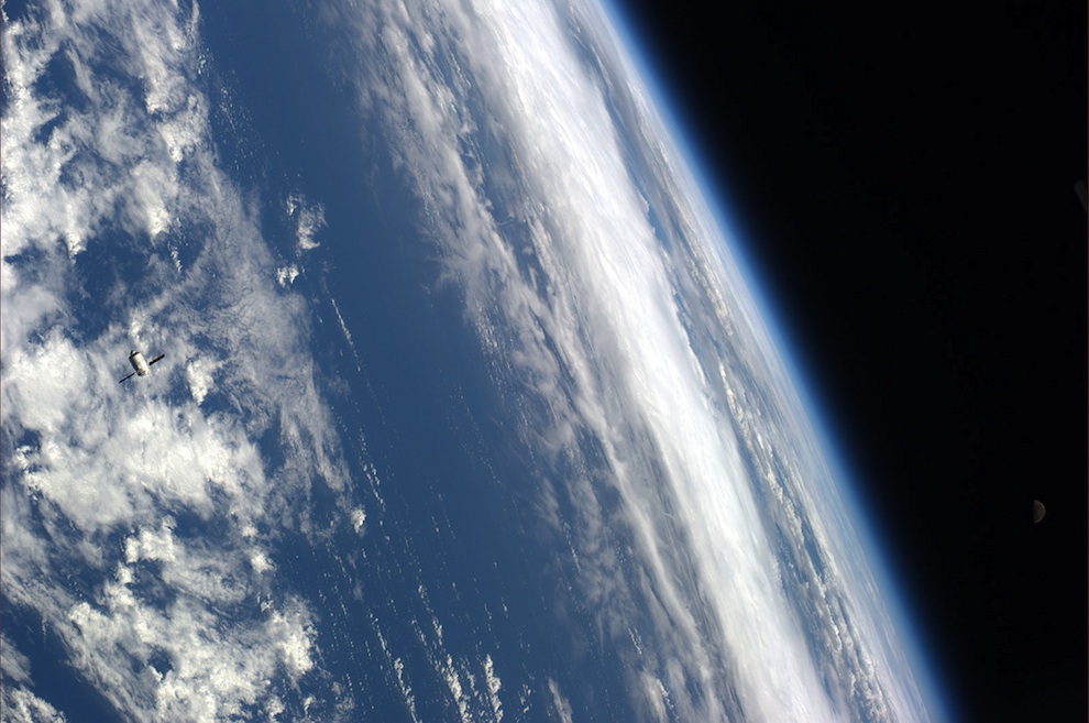 75PQZ Spacewalks   the blue sky below us [32 Pics]