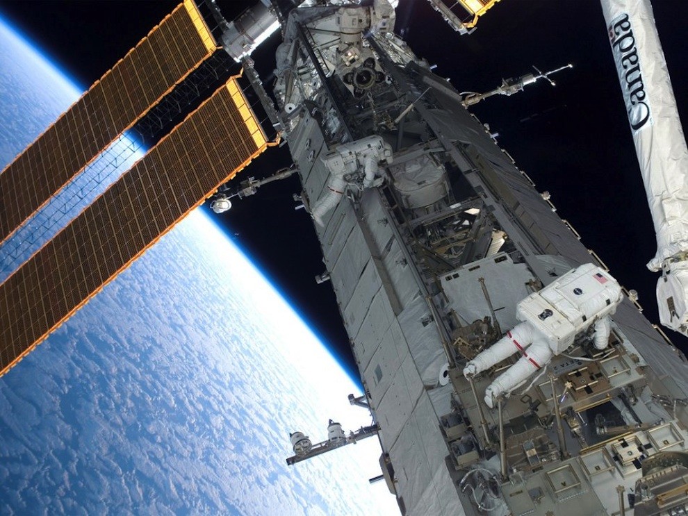 2bcFm Spacewalks   the blue sky below us [32 Pics]