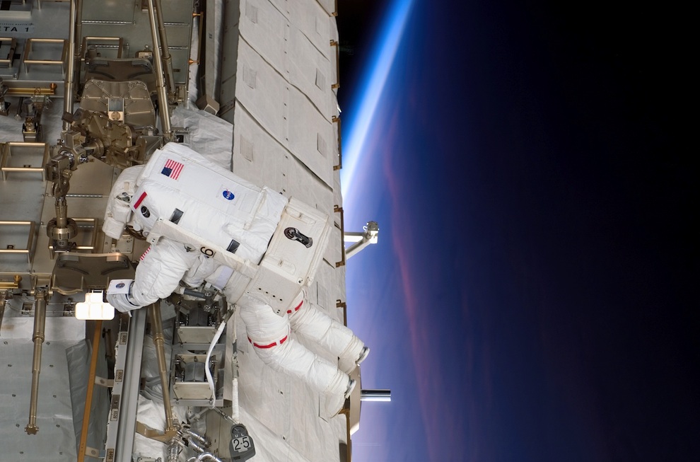 wVgl3 Spacewalks   the blue sky below us [32 Pics]