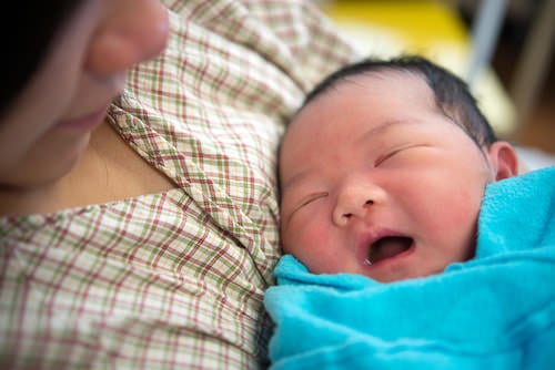 newborn clos eyes ทำไมเด็กแรกเกิดจึงอยากให้อุ้มอยู่ตลอด 24 ขั่วโมง?