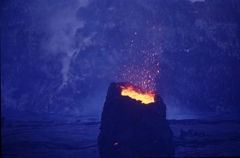 ธารลาวาไหลลงมาหาสมุทร..ฮาวาย  Hawaii Volcanoes National Park