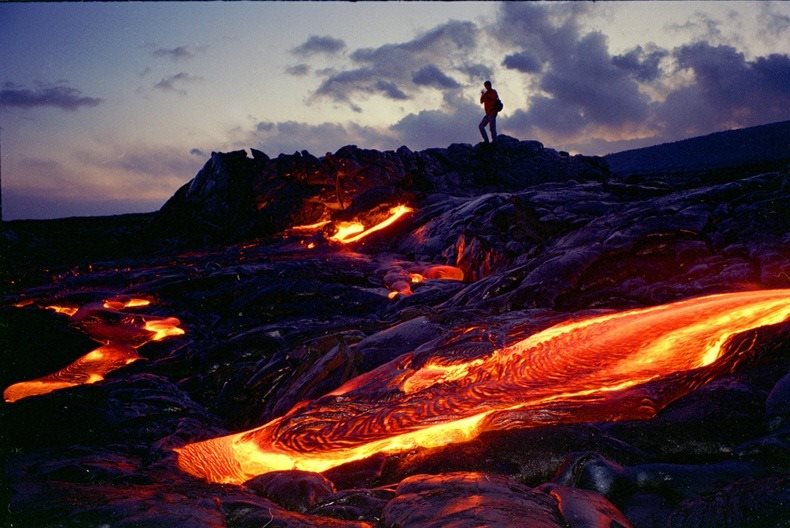 ธารลาวาไหลลงมาหาสมุทร..ฮาวาย  Hawaii Volcanoes National Park