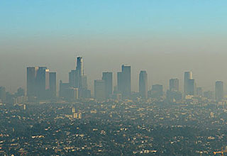 ภาพหมอกควันหนาแน่นเนื่องมาจากมลพิษโอโซน ใน Los Angeles, สหรัฐอเมริกา