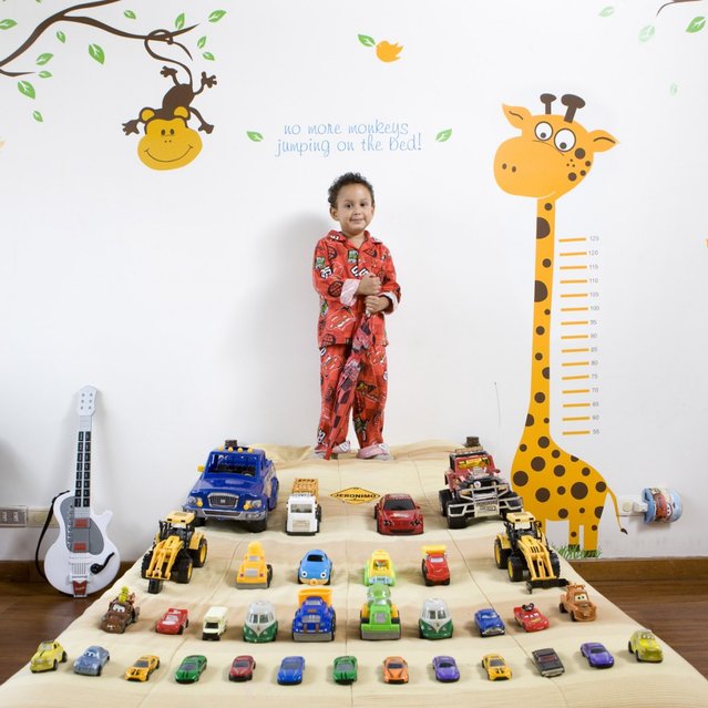Jeronimo, 4 &ndash; Colombia. &ldquo;Toy Stories&rdquo; project. (Gabriele Galimberti)