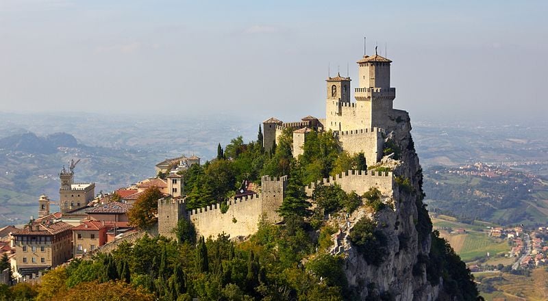 File:Fortress of Guaita 2013-09-19.jpg