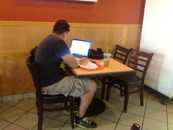 Table for one รวมรูปคนที่ชอบมากินข้าวคนเดียว จากทั่วโลก