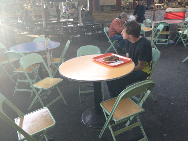 Table for one รวมรูปคนที่ชอบมากินข้าวคนเดียว จากทั่วโลก