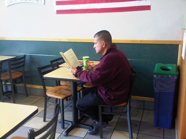 Table for one รวมรูปคนที่ชอบมากินข้าวคนเดียว จากทั่วโลก