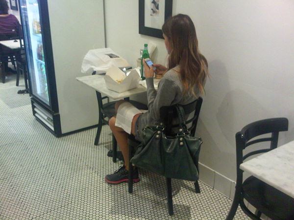 Table for one รวมรูปคนที่ชอบมากินข้าวคนเดียว จากทั่วโลก