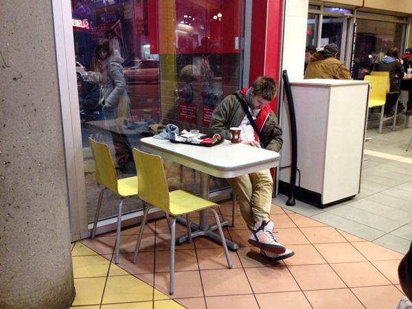 Table for one รวมรูปคนที่ชอบมากินข้าวคนเดียว จากทั่วโลก