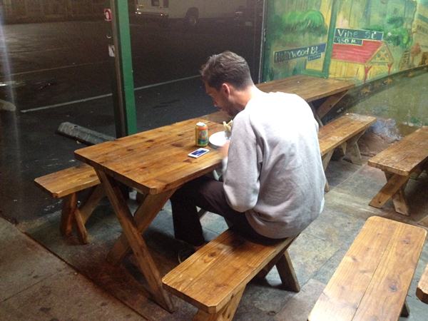Table for one รวมรูปคนที่ชอบมากินข้าวคนเดียว จากทั่วโลก