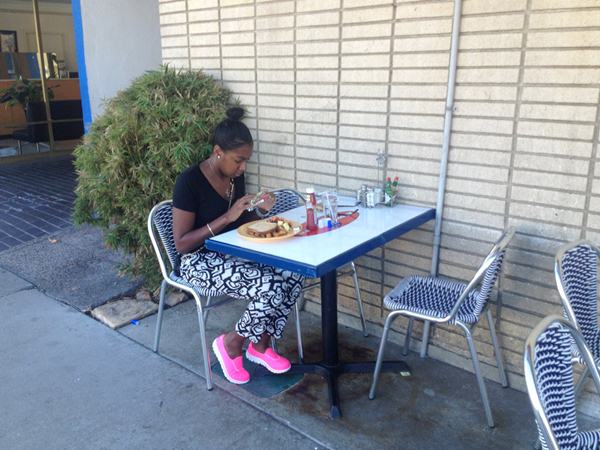 Table for one รวมรูปคนที่ชอบมากินข้าวคนเดียว จากทั่วโลก