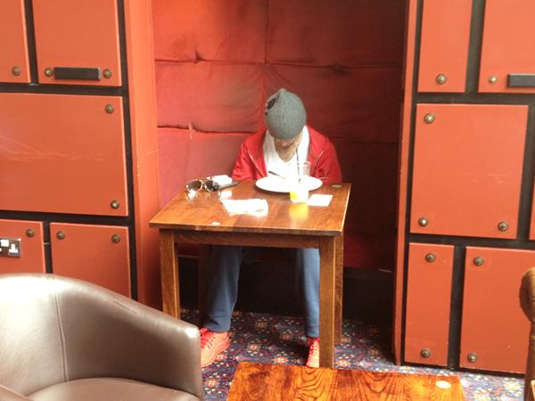 Table for one รวมรูปคนที่ชอบมากินข้าวคนเดียว จากทั่วโลก