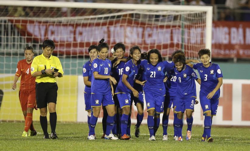 เก็บตกภาพไฮไลท์ฟุตบอลหญิงชิงแชมป์เอเชีย สาวไทยเอาชนะเวียดนาม 2-1 คว้าโควต้าสุดท้ายไปเล่นฟุตบอลหญิงโลกที่แคนาดาในปี 2015 สำเร็จ (© AP Images)
