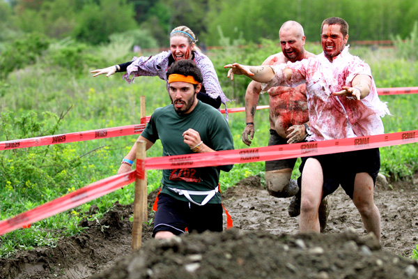 มาวิ่งสู้ฟัด หนีฝูงซอมบี้ กันในงาน Run For Your Lives ที่สิงคโปร์