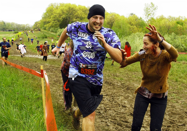 มาวิ่งสู้ฟัด หนีฝูงซอมบี้ กันในงาน Run For Your Lives ที่สิงคโปร์