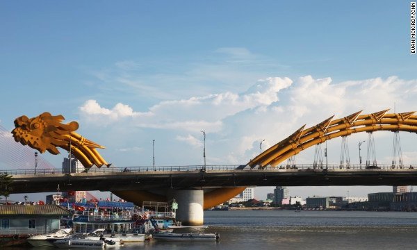 ชมมังกรไฟ เวียดนาม ที่สะพาน Dragon Bridge เมืองดานัง สาดเปลวเพลิงร้อนแรงยามค่ำคืน