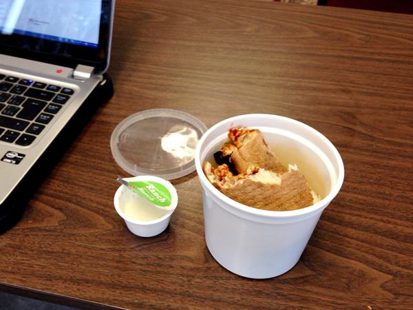 Sad Desk Lunch มาดู อาหารกลางวัน ของพนักงานออฟฟิศ ที่อเมริกา กินกันตายไปวันๆ