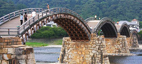 เที่ยวญี่ปุ่น ชมดอกซากุระที่สะพานคินไทเคียว (Kintai Bridge) สะพานไม้โค้งที่สวยที่สุด ในญี่ปุ่น