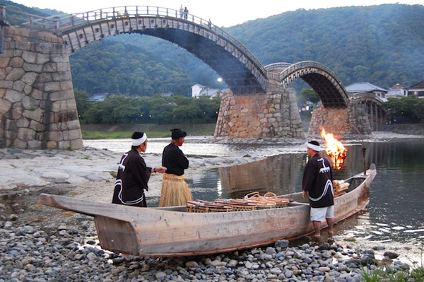 เที่ยวญี่ปุ่น ชมดอกซากุระที่สะพานคินไทเคียว (Kintai Bridge) สะพานไม้โค้งที่สวยที่สุด ในญี่ปุ่น