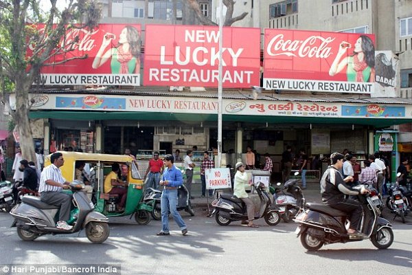 อินเดีย ฮิต จิบชากับศพ ที่ร้านน้ำชา New Lucky Restaurant